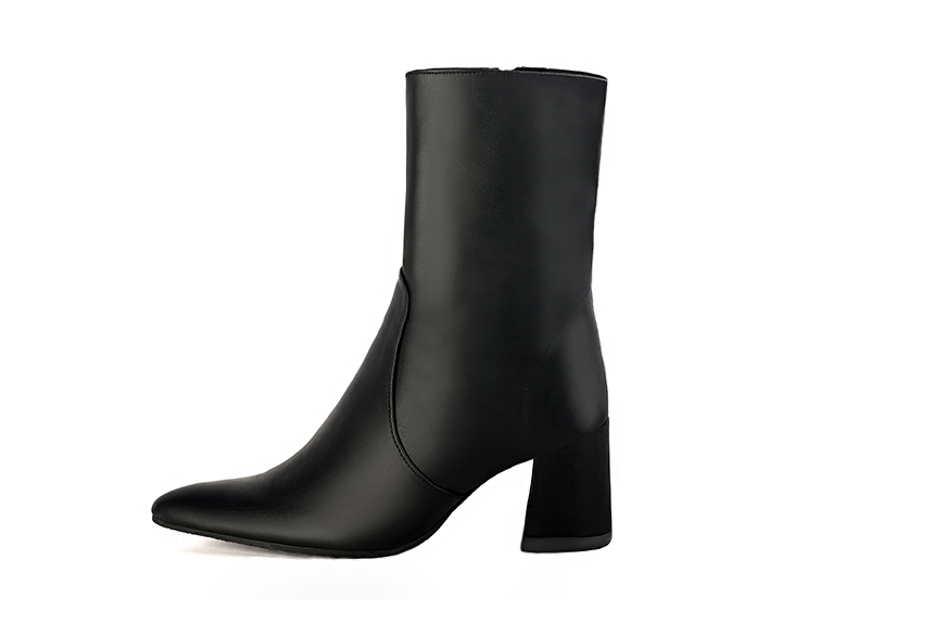 Satin black women's ankle boots with a zip on the inside. Tapered toe. Medium flare heels. Profile view - Florence KOOIJMAN